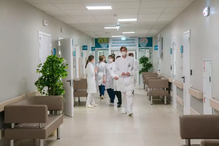 Размер премий лучшим врачам и медработникам увеличили