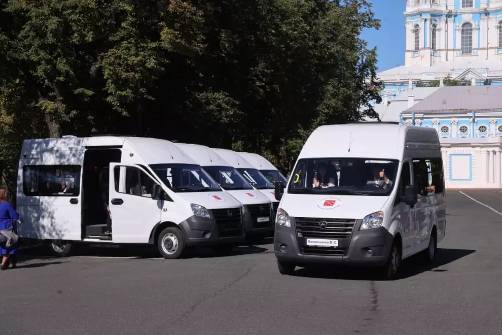 Новые пассажирские микроавтобусы подарили многодетным семьям