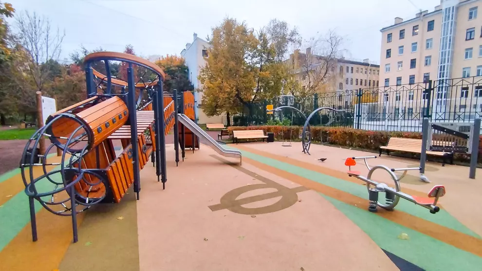 После комплексного благоустройства на Суворовском проспекте открылся сквер Галины Старовойтовой