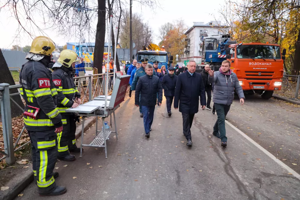 Александр Беглов лично осмотрел место где произошла просадка дорожного полотна
