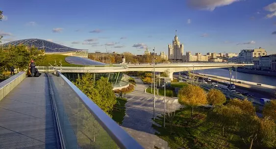 На путепроводе трамвайной линии «Купчино – Шушары – Славянка» установлены все опоры контактной сети