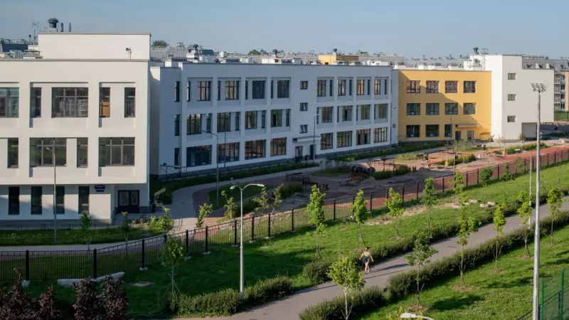Современная школа с бассейном, лабораториями и спортполем открылась в «Зеленом квартале»