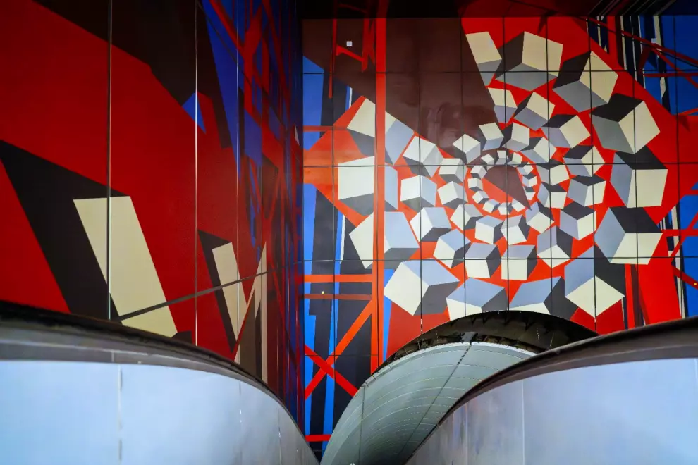 Метростроители завершили монтаж панно на новой Красносельско-Калининской линии «Путиловская»