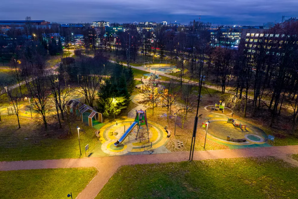 В Калининском районе завершилась реконструкция наружного освещения в Любашинском саду