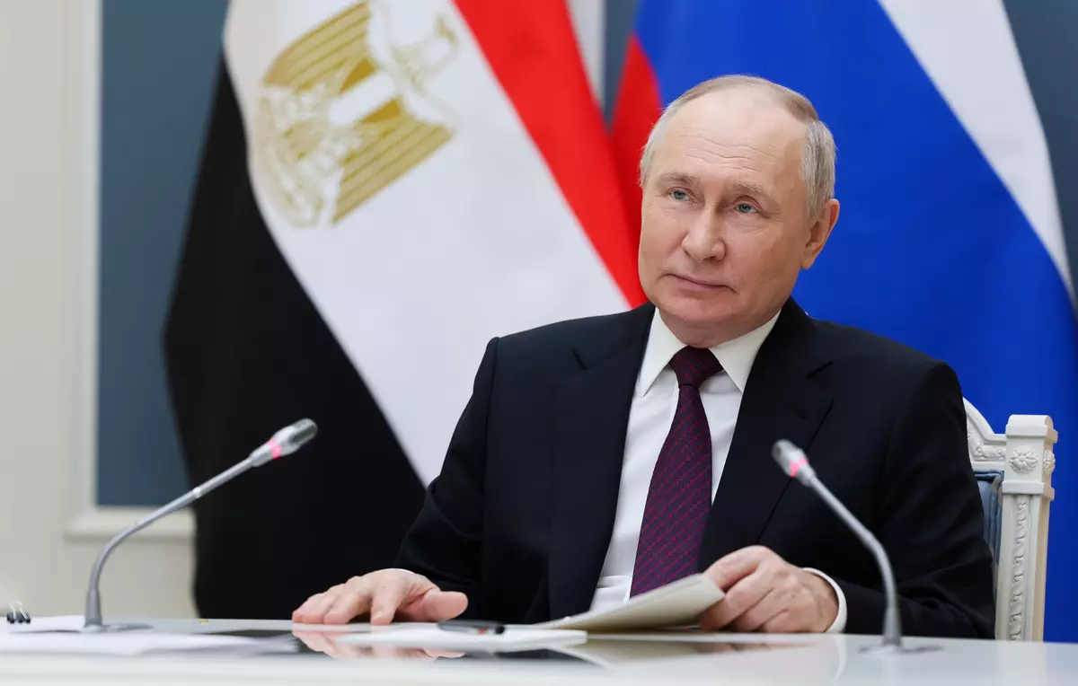 Владимир Путин принял участие в церемонии установки корпуса реактора первого энергоблока египетской АЭС «Эль-Дабаа»