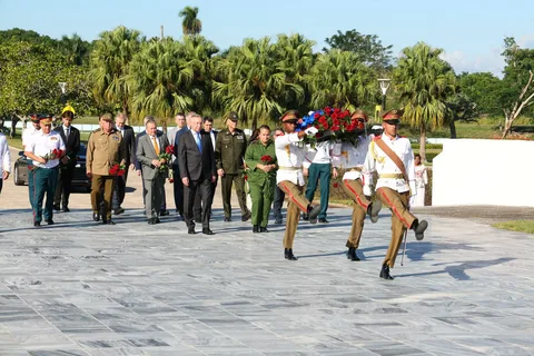 Александр Беглов на Кубе отдал дань уважения советским воинам-интернационалистам