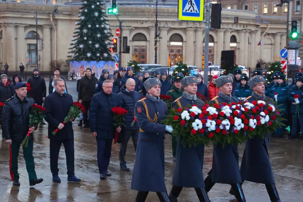Празднование Дня Героев Отечества началось с торжественно-траурной церемонии на площади Восстания