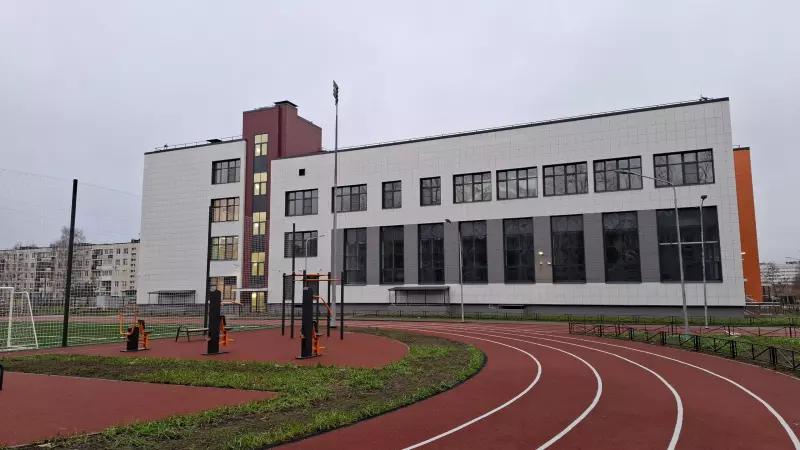 Современная четырехэтажная школа появилась в одном из райнов города