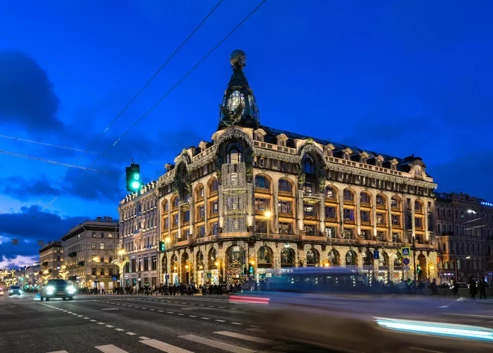 В канун Нового года фасад Дома Зингера украсила новая художественная подсветка
