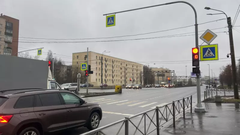 Движение на Обуховской Обороны теперь регулируется автоматически — с учетом загруженности дорог