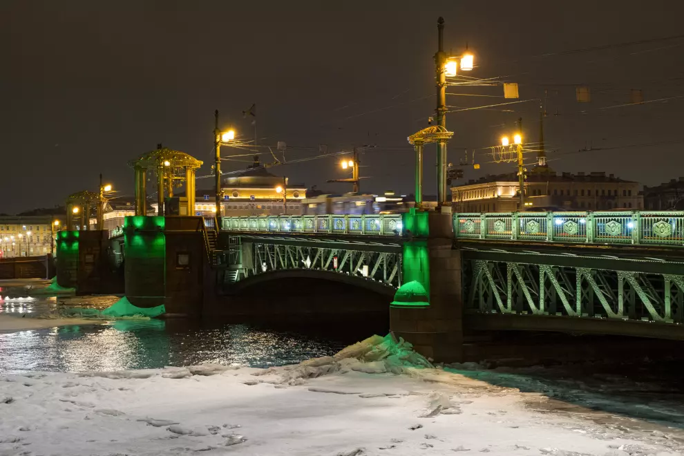 Подсветка трёх знаковых мостов города включится в цветах ленты Ленинградской Победы