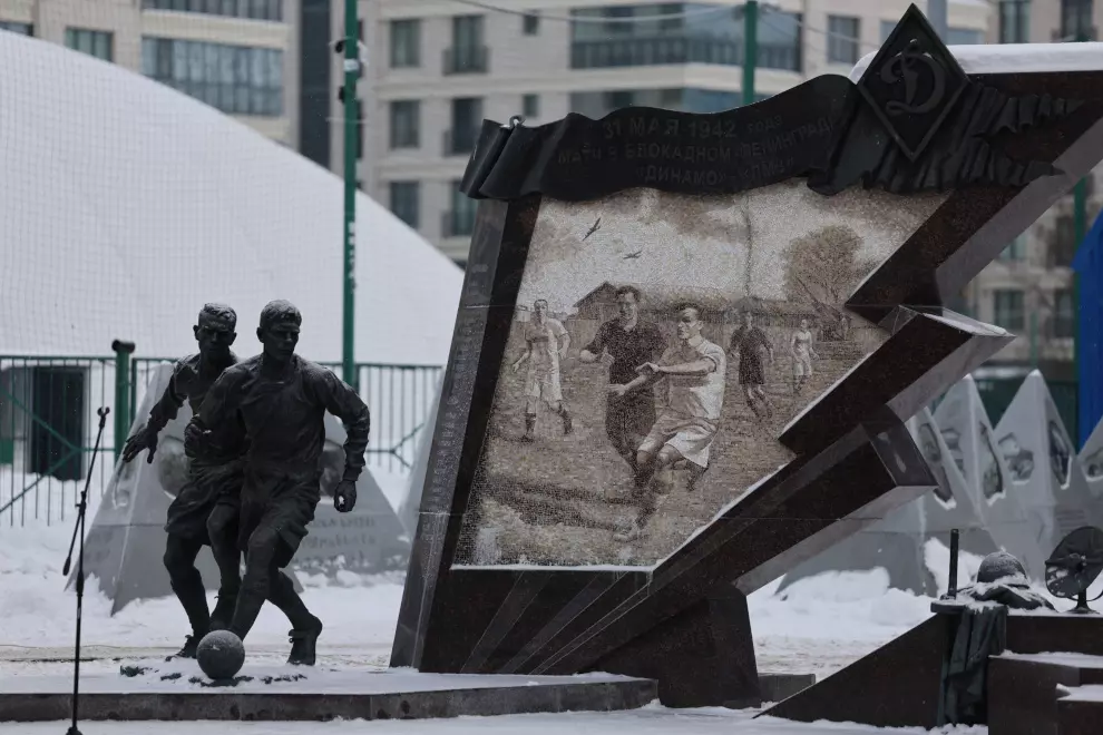 Губернатор возложил цветы к памятнику футболистам блокадного Ленинграда