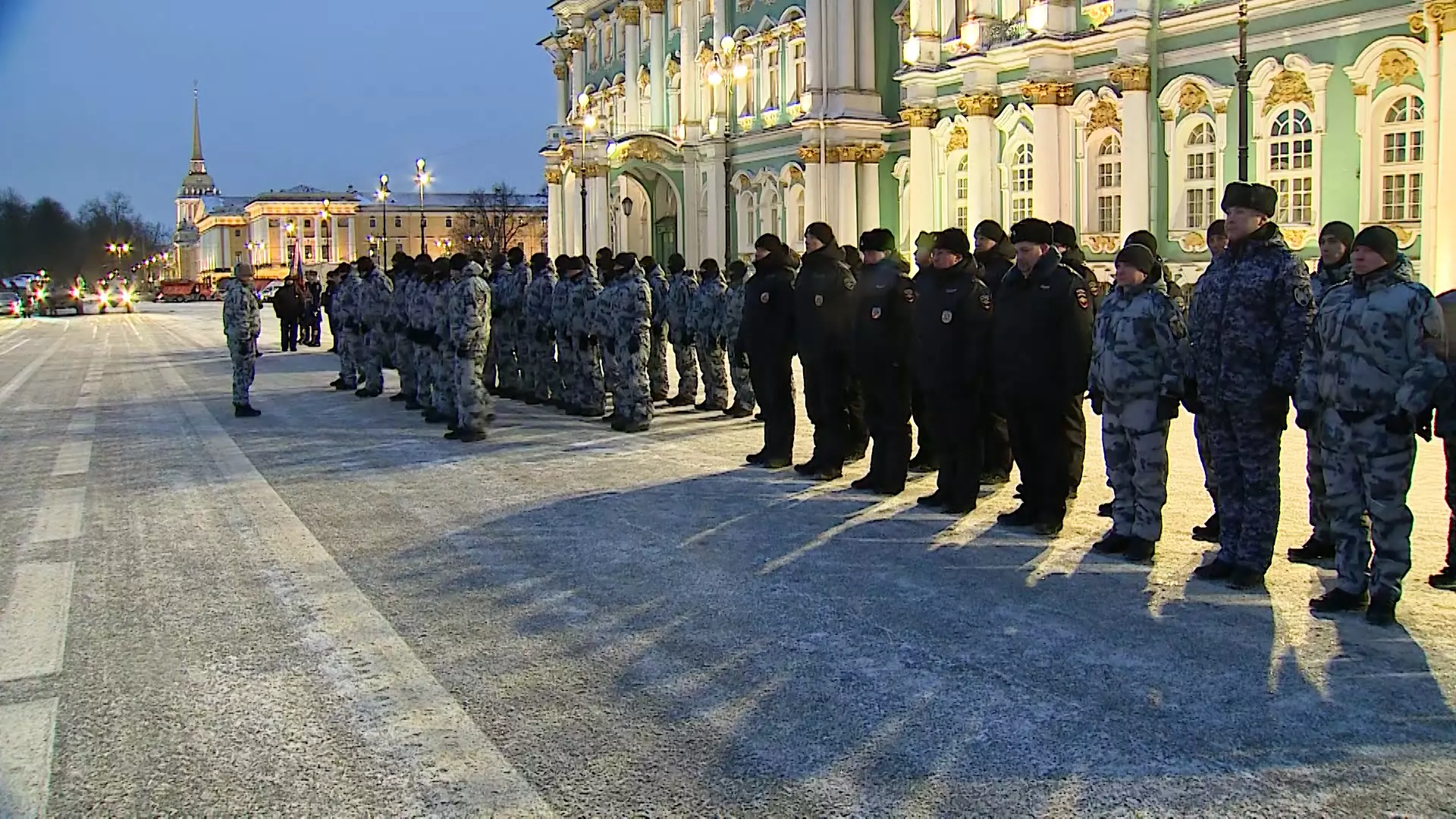 Сотрудники полиции и Росгвардии собрались на Дворцовой площади