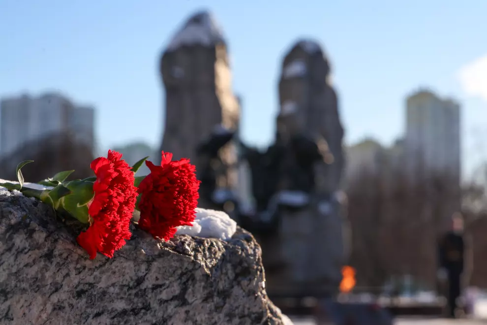 Губернатор возложил цветы к памятнику воинам-интернационалистам