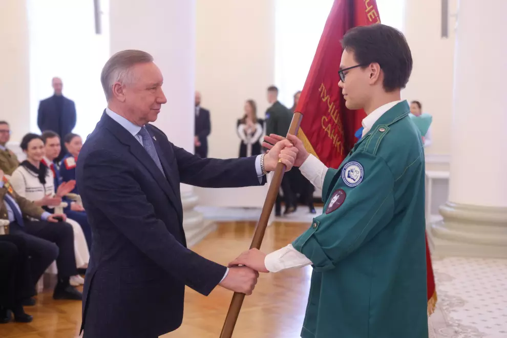 Александр Беглов вручил Почётное знамя учшему студенческому отряду