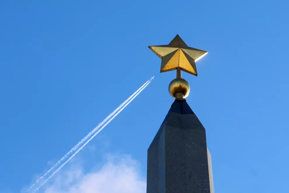 К подножию обелиска «Городу-Герою Ленинграду» по традиции легли цветы