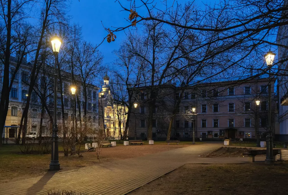 В Адмиралтейском районе завершена модернизация освещения в Дерптском сквере