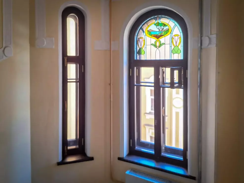 Уникальные витражи вернулись на фасад доходного дома № 13