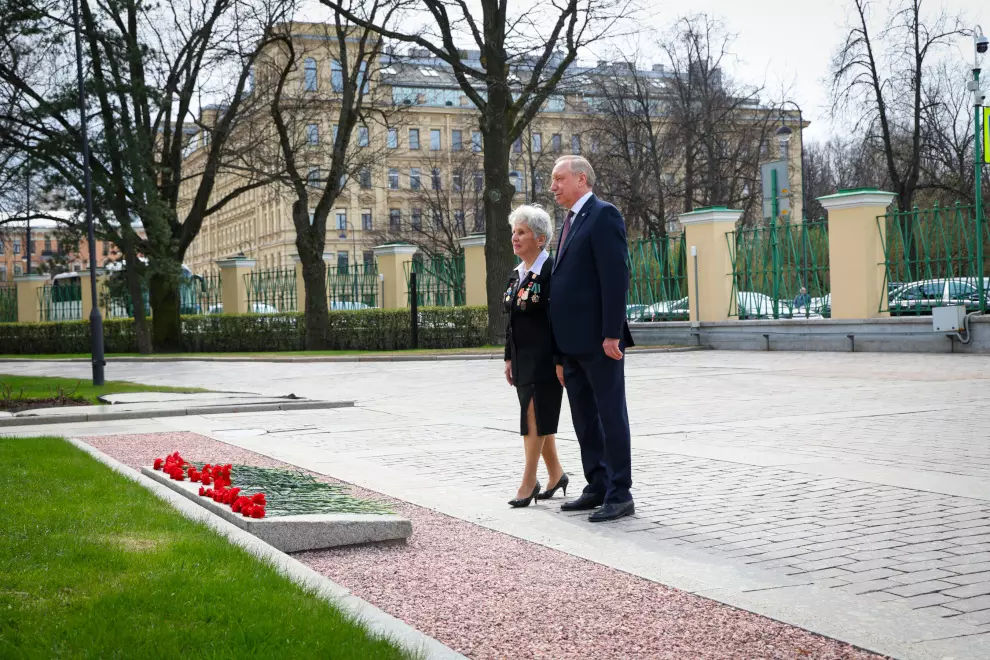 Губернатор и блокадница возложили цветы к памятнику Владимиру Ленину