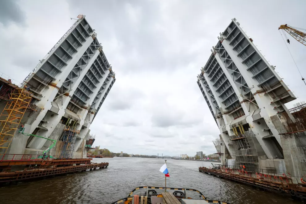 К проводке судов готов Большой Смоленский мост