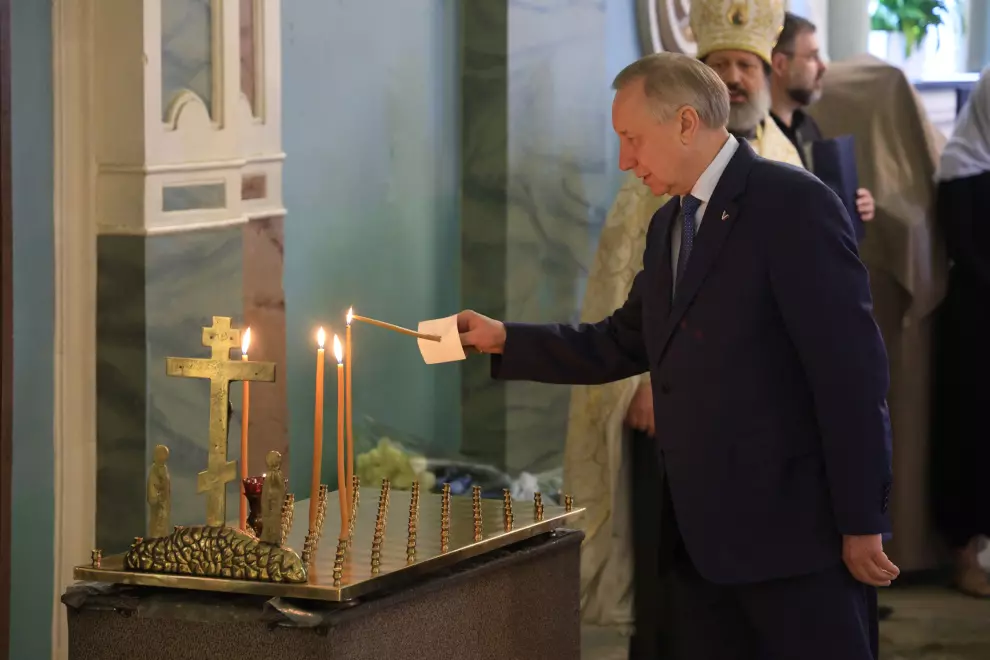 Александр Беглов возложил цветы к Медному всаднику на Сенатской площади
