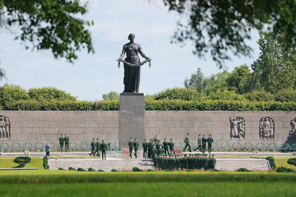 В монументу «Мать-Родина» возложили цветы