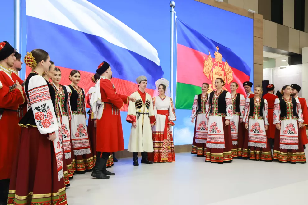 Александр Беглов и министр юстиции РФ поздравили молодожёнов из Краснодарского края