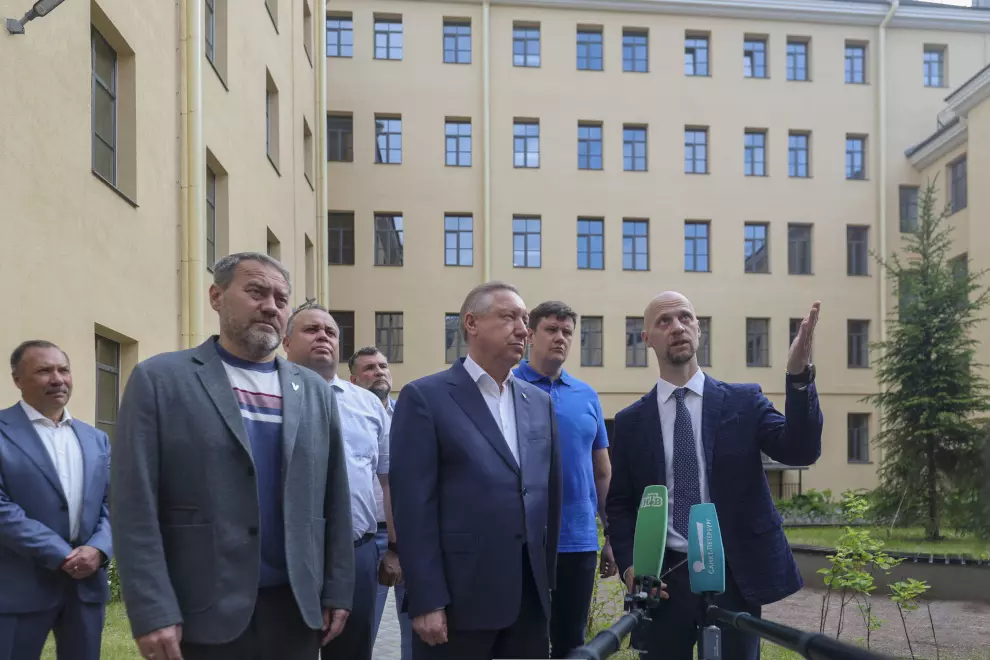 Губернатор вручили документы на новые квартиры петербургским семьям