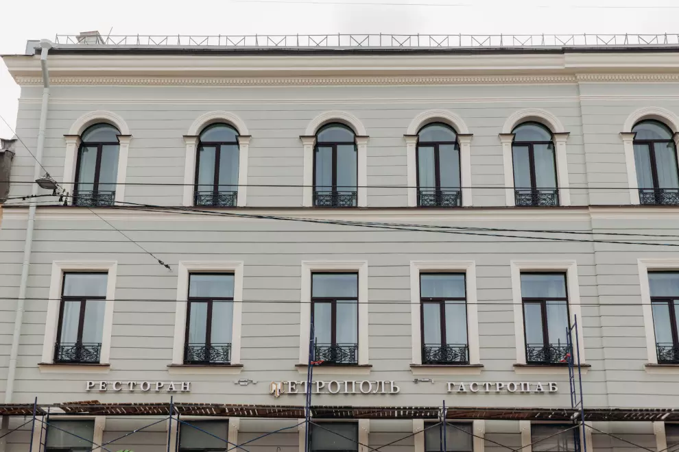 Во время ремонта на фасадах дома-памятника обнаружены исторические элементы