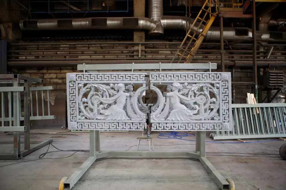 Ремонт дорожного полотна на Литейном мосту сопровождается реставрационными работами