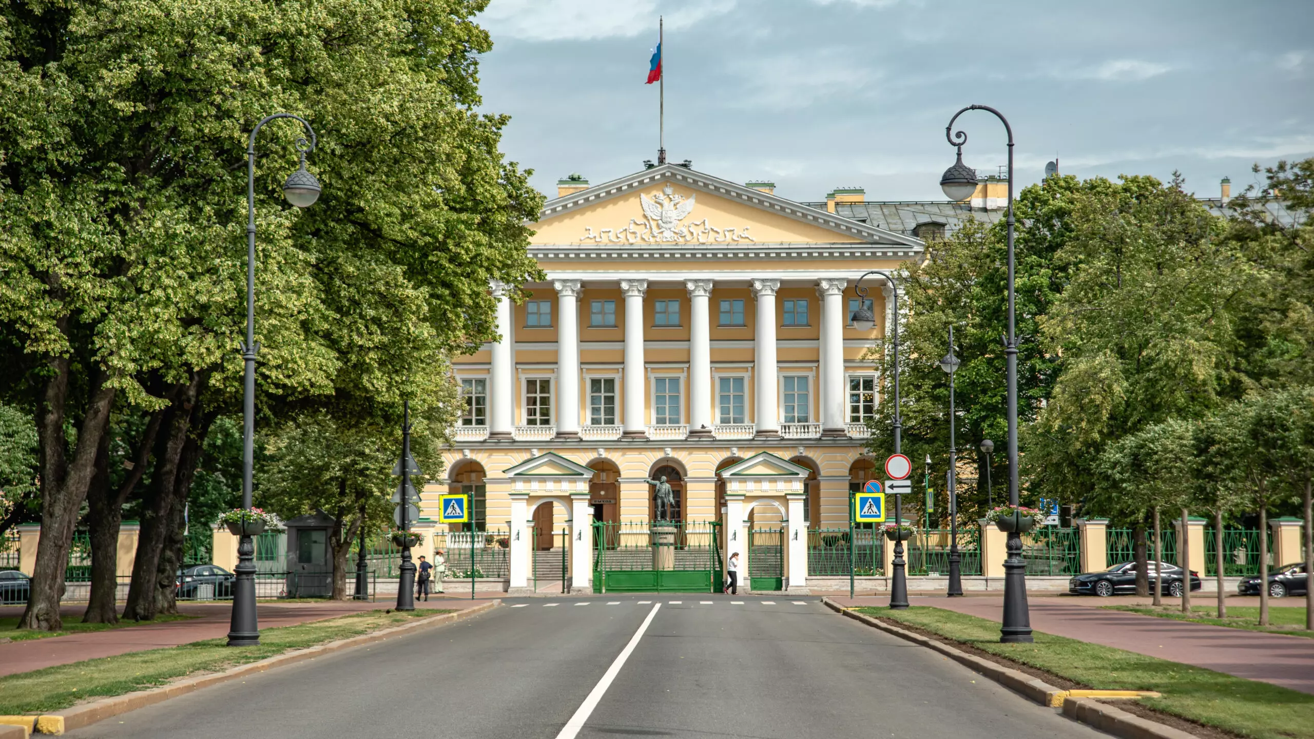 Город помогает производителям и продавцам пострадавшим от атак