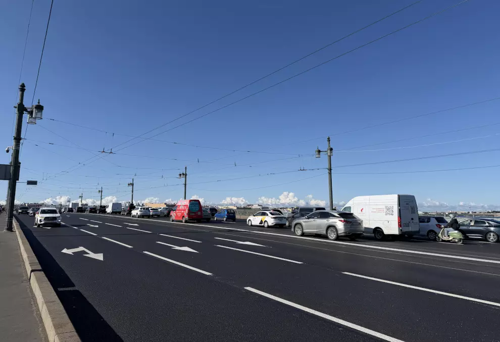 Литейный мост предстал в новой дорожной «одежде»