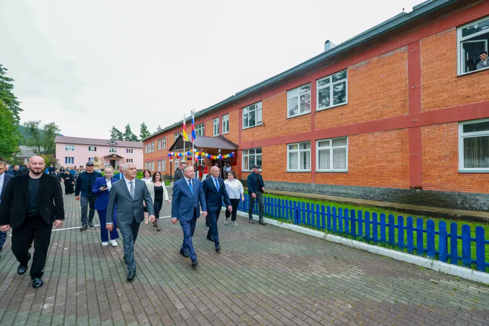 Губернатор побывал в Дзауской общеобразовательной школе имени К. Л. Хетагурова