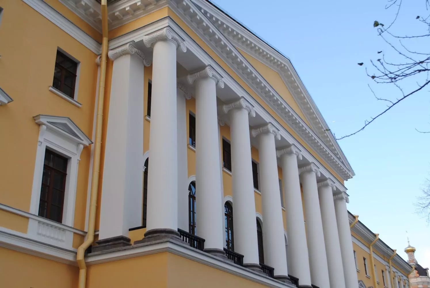 На здания Духовной академии вернулись скульптуры ангелов с крестом